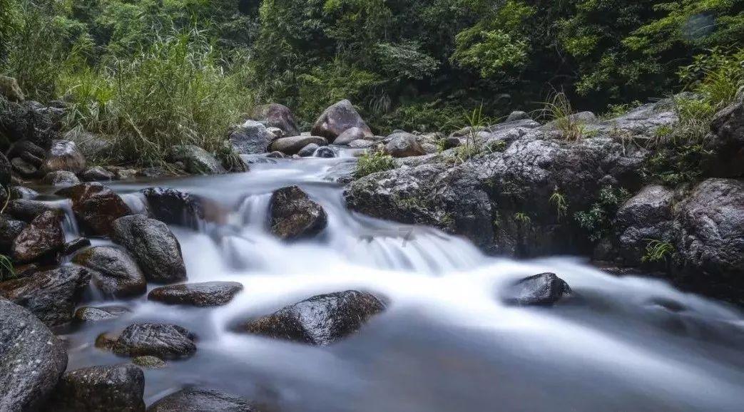 无限翻滚小球